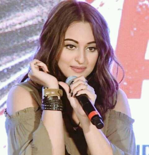 I am very   happy feeling  Today birthday sonakshi sinha jiii  happy birthday asli sona 