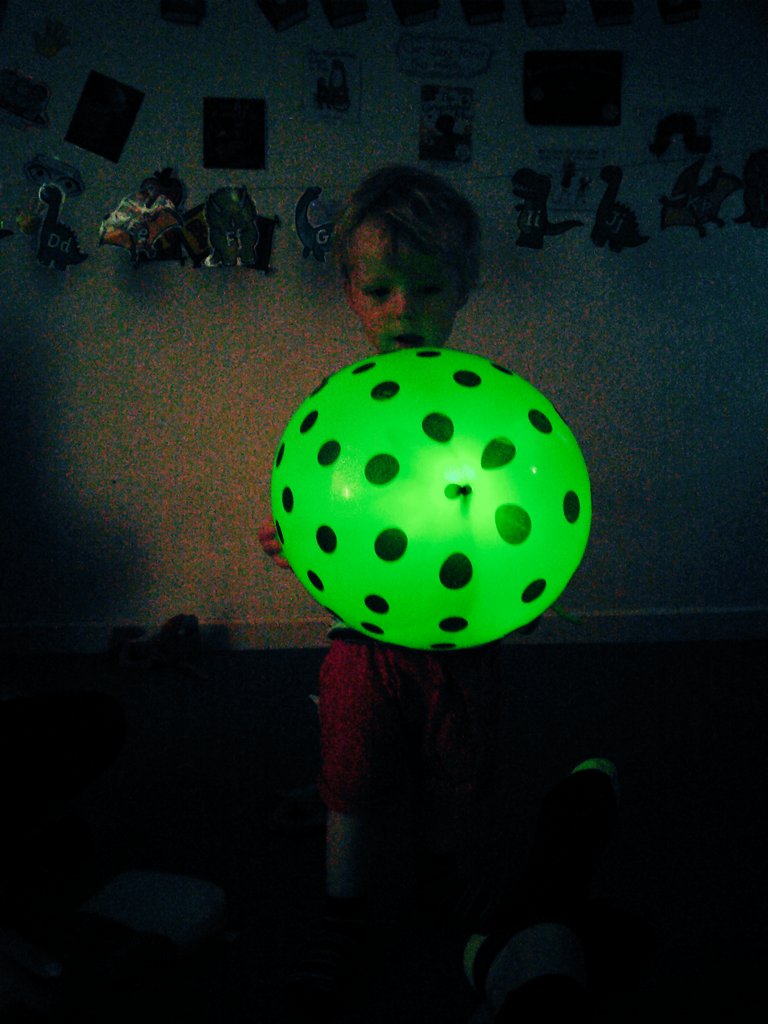 horfieldsnap's tweet photo. Older and younger toddlers had fun playing with light up balloons today, exploring thier senses 🖐👁 🎈 #snapworld https://t.co/adXg0Faqwp