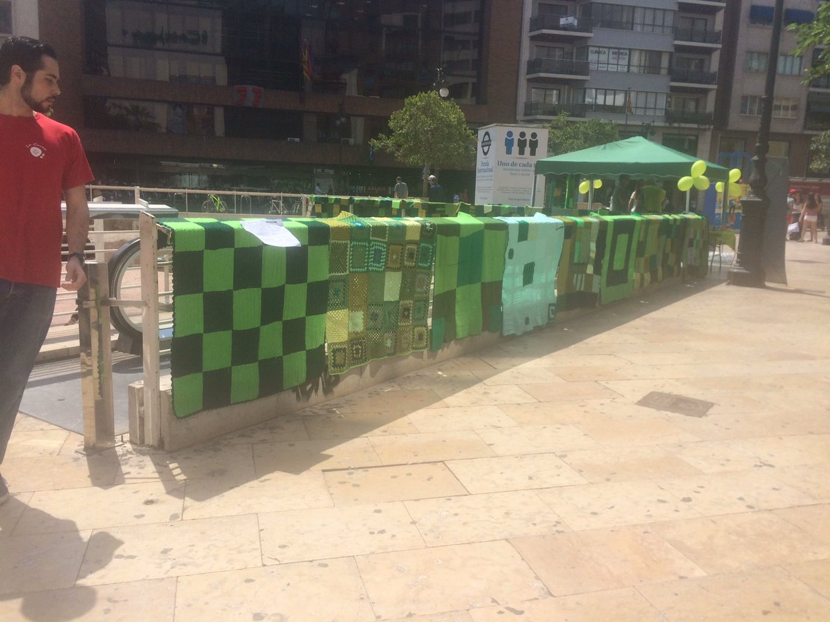 Qué bonita han dejado la estación de Colón los de AMES. Pasa y colabora contra la miastenia