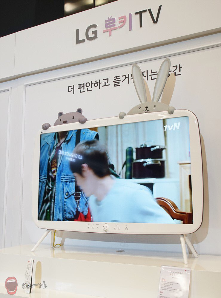 stitch_pololo's tweet photo. "LG 루키 TV"รุ่นนี้ออกมาได้ซักพักแล้ว ขนาดกะทัดรัด ความน่ารักของรุ่นนี้คือ เค้าจะแถมกระต่ายกับหมีมาให้เกาะทีวีด้วย https://t.co/JTEtkmkgXS