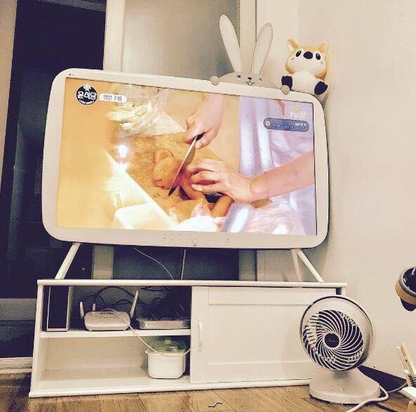 stitch_pololo's tweet photo. "LG 루키 TV"รุ่นนี้ออกมาได้ซักพักแล้ว ขนาดกะทัดรัด ความน่ารักของรุ่นนี้คือ เค้าจะแถมกระต่ายกับหมีมาให้เกาะทีวีด้วย https://t.co/JTEtkmkgXS