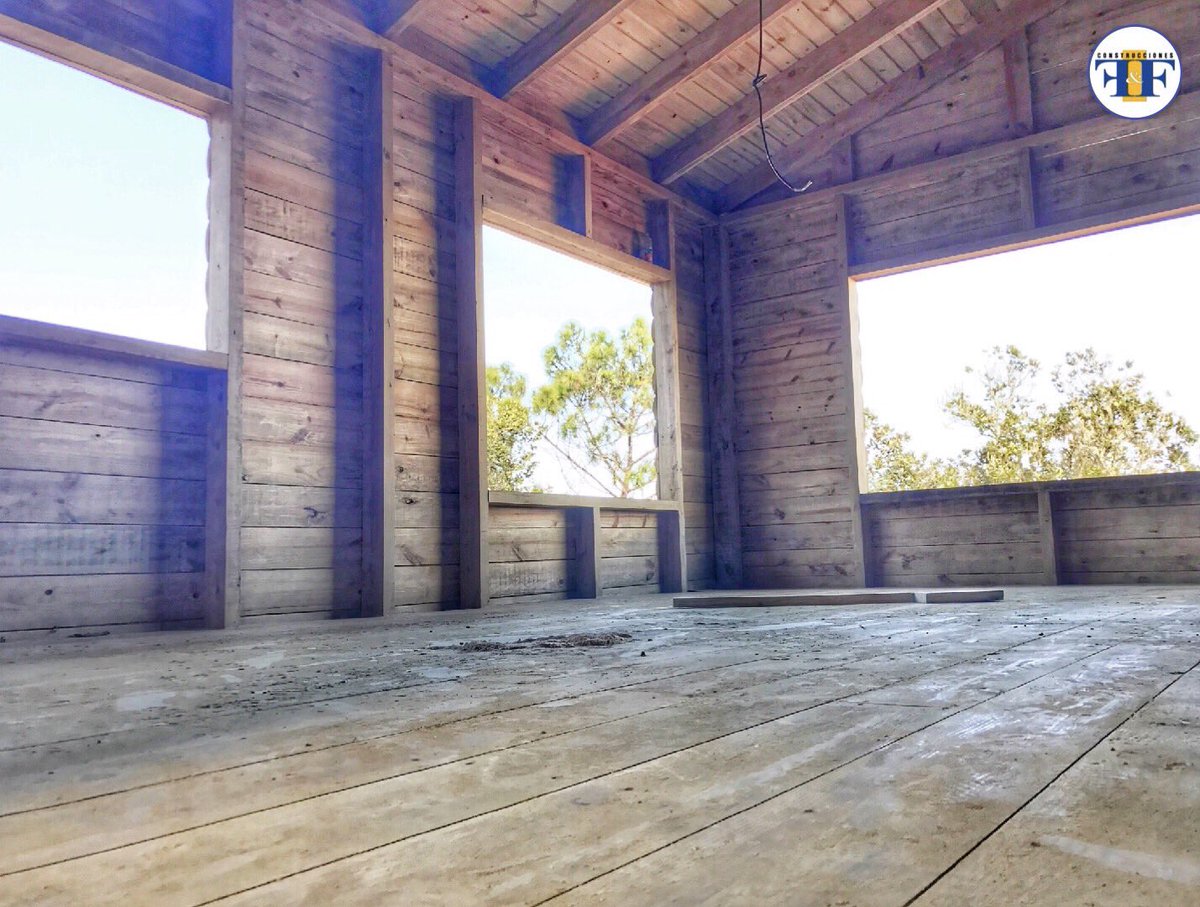 ConstsFF's tweet image. La casa de madera es una casa que respira, ya que la madera absorbe y expulsa la humedad regularizando así la del medio ambiente interior.