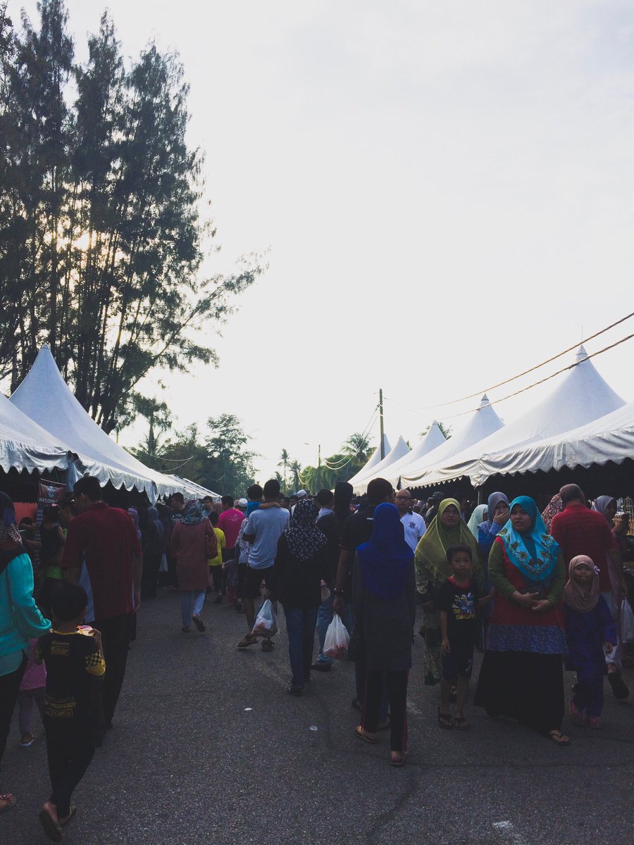 azwanazeri's tweet photo. Di Bazar Ramadhan Kg Raja, Besut.
Gagal #RM10Challenge . 😂 https://t.co/F0lbboQ7Mu