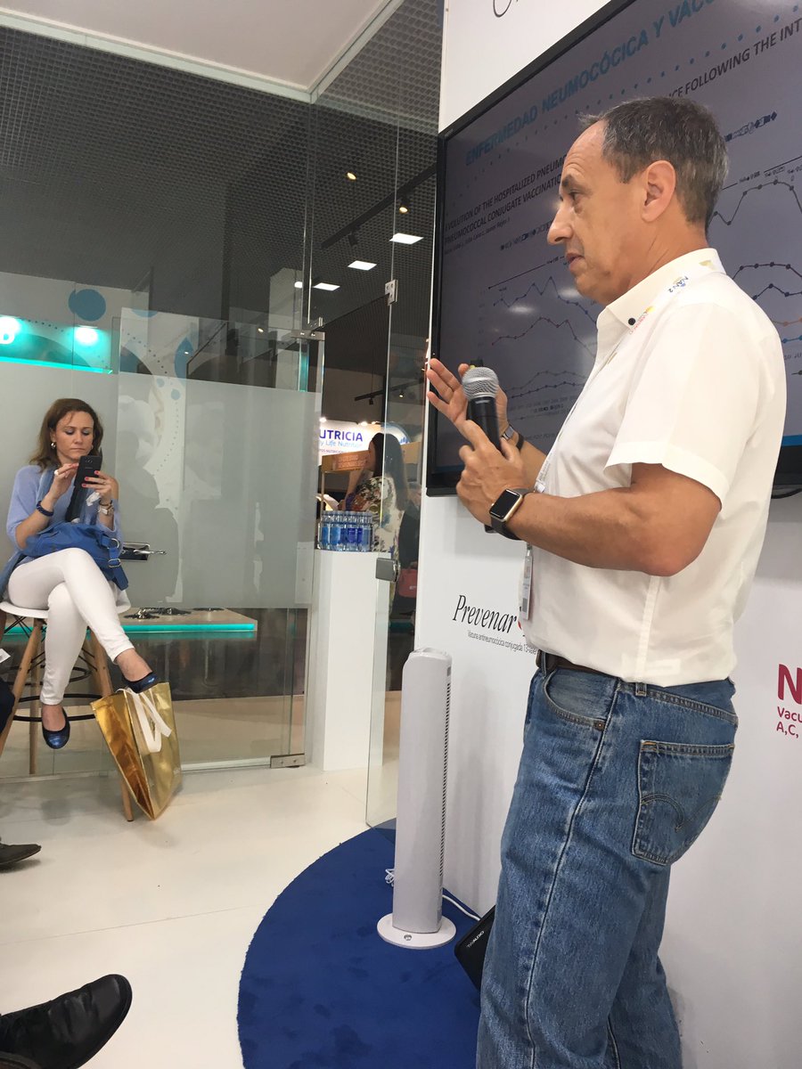 MariaGarcesSnch's tweet photo. @AlvarezAldean Javier haciendo un resumen sobre lo presentado sobre Neumo en el #espid2017 #65CongresoAEP https://t.co/fv2arV4YYI