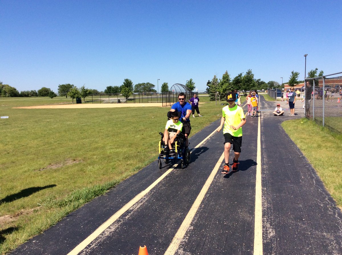 WallisWorld910's tweet photo. It's off to the races @CenturyWildcats https://t.co/Prg0vZw4gj