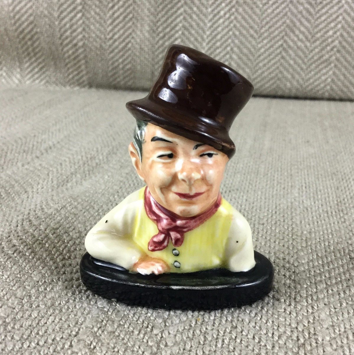 PahlaviLondon's tweet photo. Vintage Royal Doulton Sam Weller Bust 2 1/2" H #CharlesDickens #Doulton #RoyalDoulton #SamWeller https://t.co/vMIIdr7OjT? https://t.co/at9BSJqBps