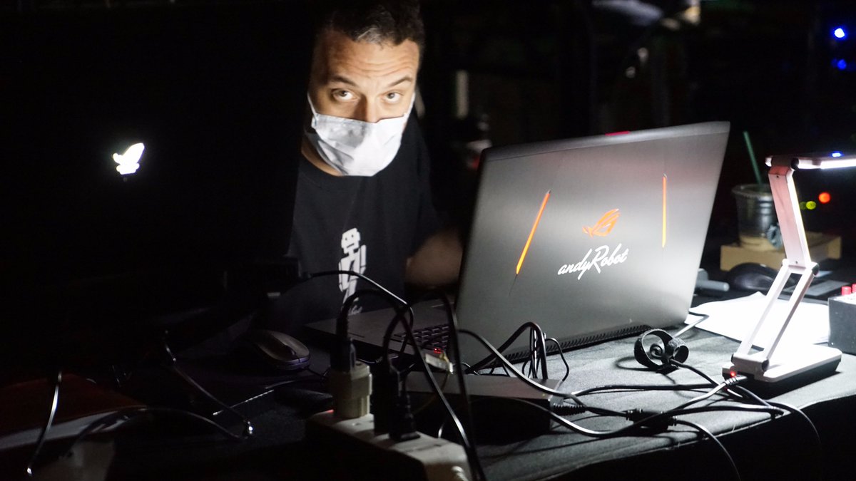 Tojek_VFX's tweet image. Robots performing on stage by @AndyRobot and #RobotAnimator. Rehearsing now in Beijing contributing to an event to remember.