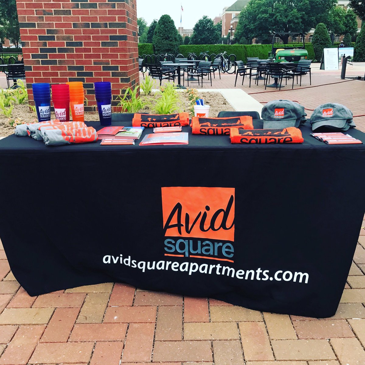 avid_square's tweet photo. We're all set up on campus for the day! Stop by to learn more about our AMAZING amenities &amp; $500 GC leasing special!!! 💰😁 https://t.co/tj0oRDGsKw