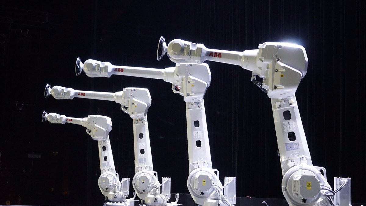 Tojek_VFX's tweet image. Robots performing on stage by @AndyRobot and #RobotAnimator. Rehearsing now in Beijing contributing to an event to remember.