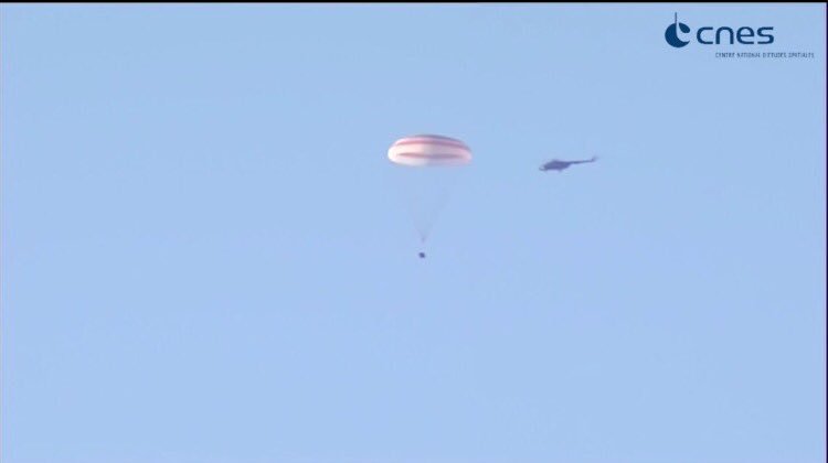 KersausonDe's tweet photo. Donc @Thom_astro est redescendu sur terre. Bravo! Sinon, il redescend quand @EmmanuelMacron? https://t.co/sjSGY47GUq