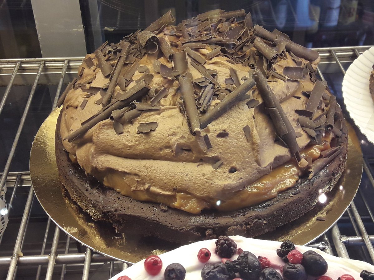 Deliciussevilla's tweet photo. Escuchado hoy:

- Si tu bien que vas al Viding al aquagym, pero bien que te comes las tartas del Delicius.

- Hija, es que están muy buenas. https://t.co/jDBFh40f6C