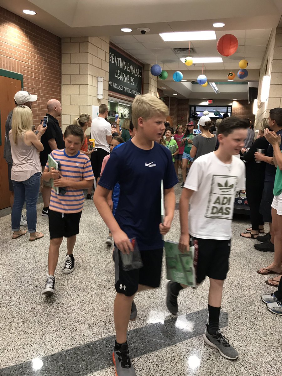 FierceFolsom's tweet image. These 5th graders will be missed...
#finalwalk #celebratingsuccess