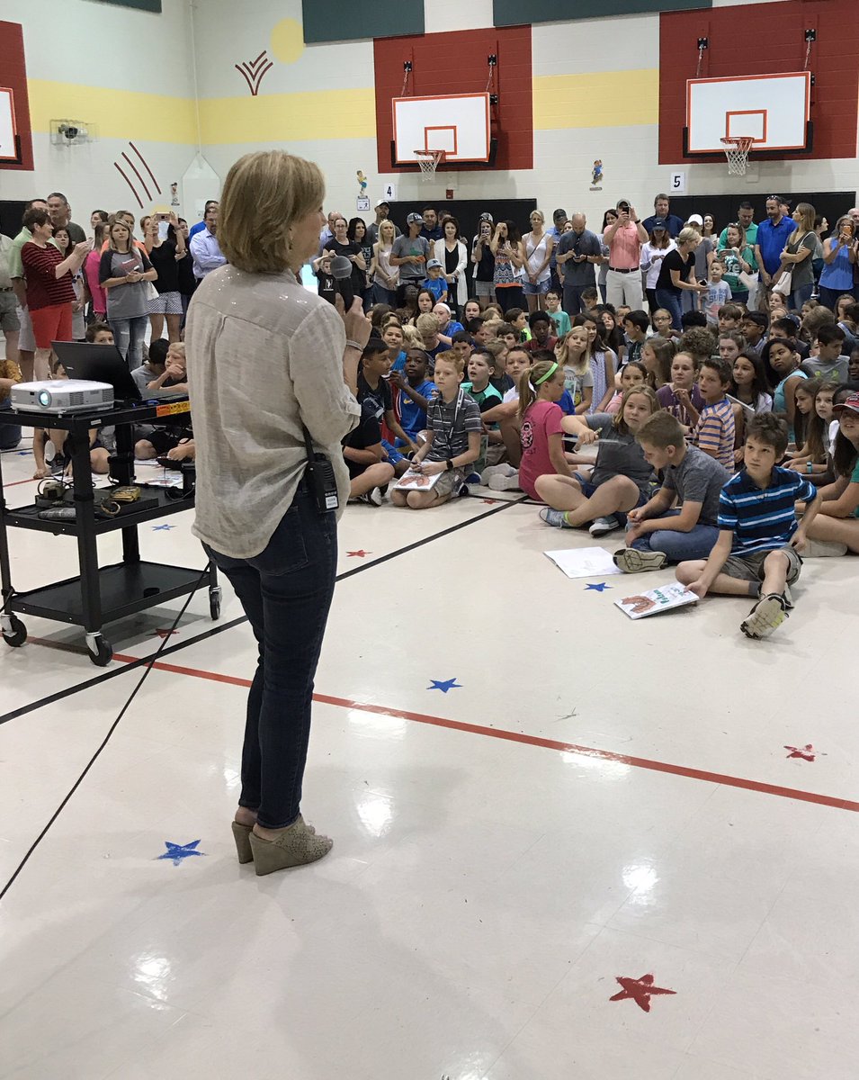 FierceFolsom's tweet image. These 5th graders will be missed...
#finalwalk #celebratingsuccess