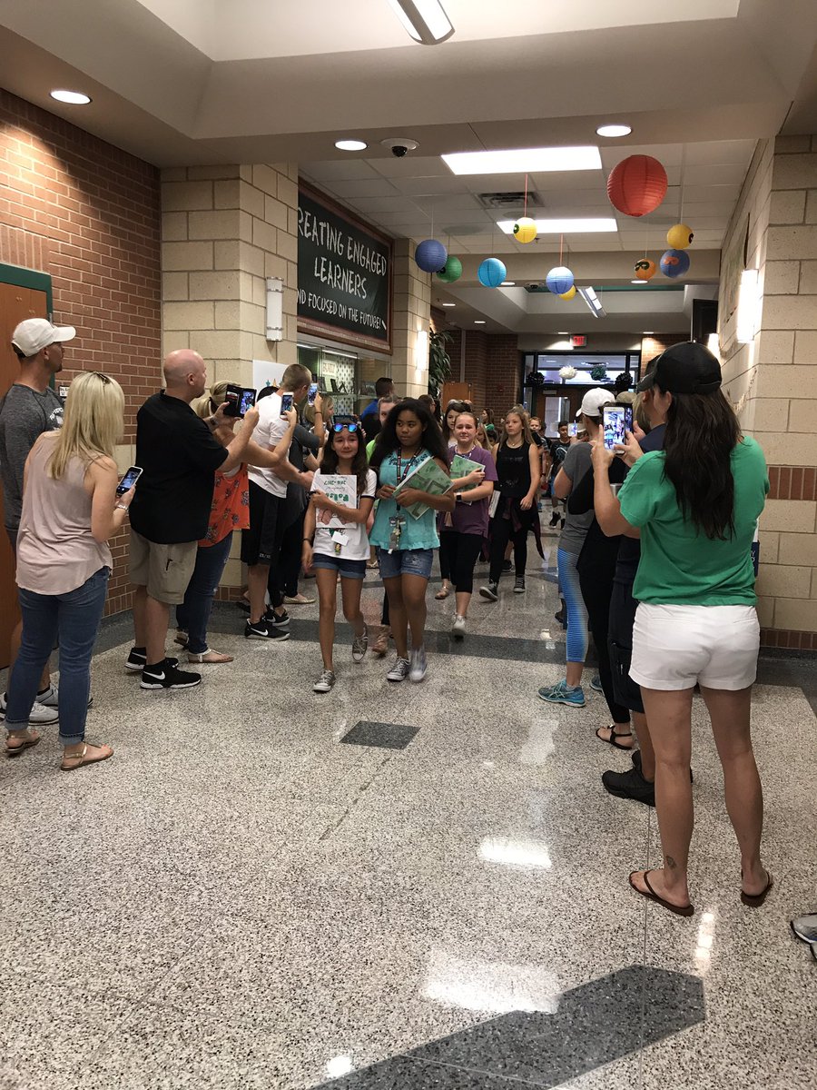 FierceFolsom's tweet image. These 5th graders will be missed...
#finalwalk #celebratingsuccess