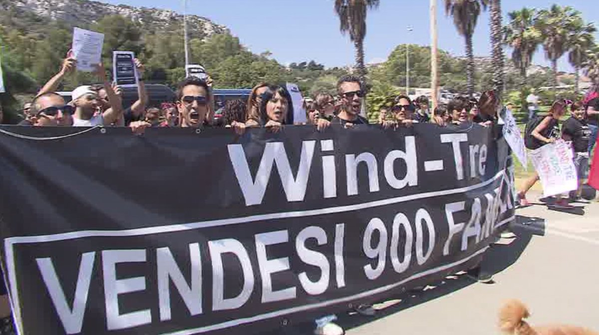 TgrRaiSardegna's tweet image. #2giugno in marcia per il lavoro #Cagliari #noesternalizzazionewindtre @900TRE il servizio e le voci della protesta 19.35 @TgrRai