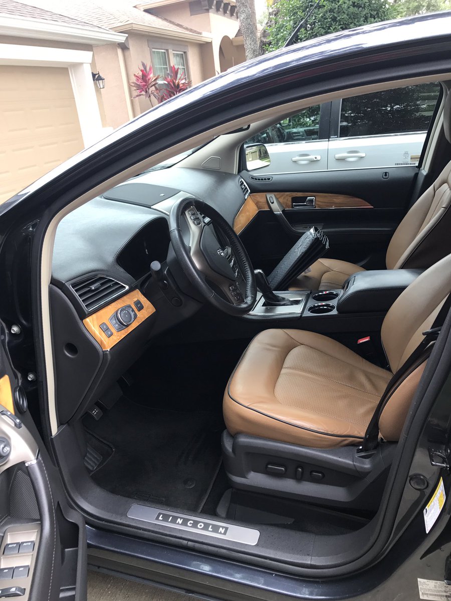 DetailingBricks's tweet photo. Fit two vehicles in this morning from a new client. Minivan with full interior and exterior with wax and the Lincoln with basic wash👍🏼👍🏼 https://t.co/7cMluTb0eu