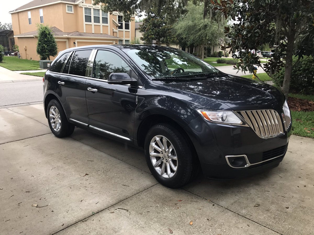 DetailingBricks's tweet photo. Fit two vehicles in this morning from a new client. Minivan with full interior and exterior with wax and the Lincoln with basic wash👍🏼👍🏼 https://t.co/7cMluTb0eu