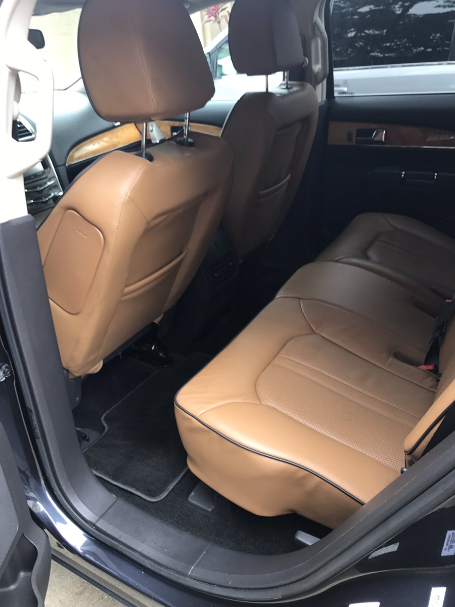 DetailingBricks's tweet photo. Fit two vehicles in this morning from a new client. Minivan with full interior and exterior with wax and the Lincoln with basic wash👍🏼👍🏼 https://t.co/7cMluTb0eu