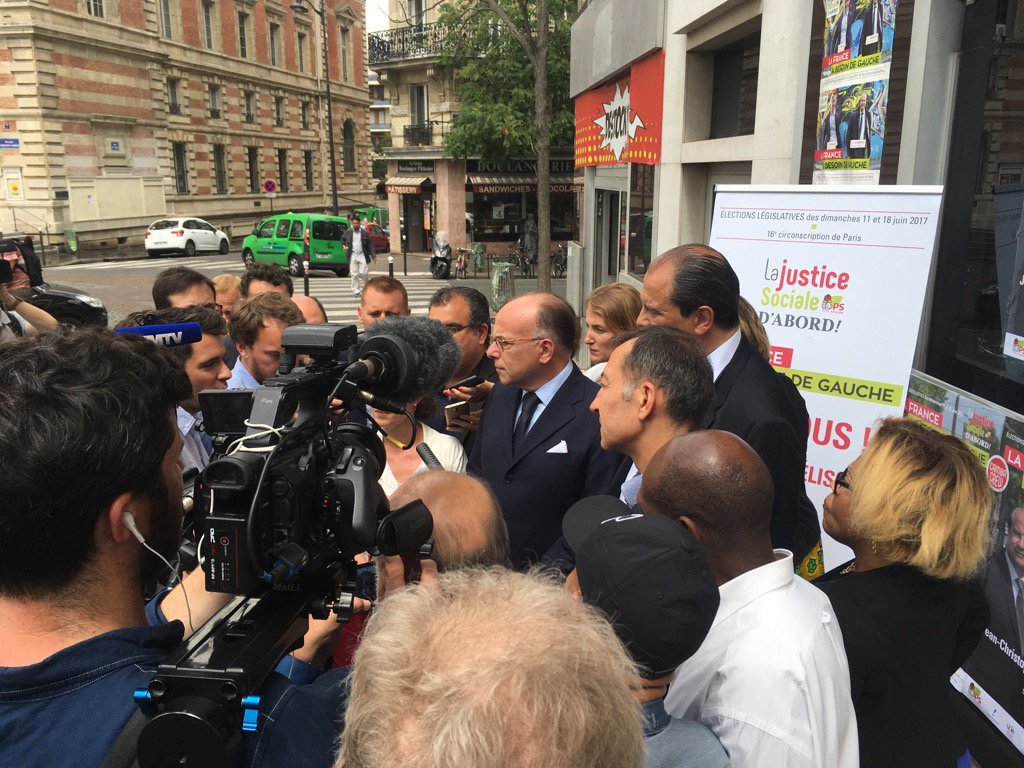 On ne me voit pas mais je suis juste en dessous des pieds de <a href="/BCazeneuve/">Bernard Cazeneuve</a> et <a href="/jccambadelis/">Jean-Chr. Cambadélis</a> #circo75016 #AvecCamba