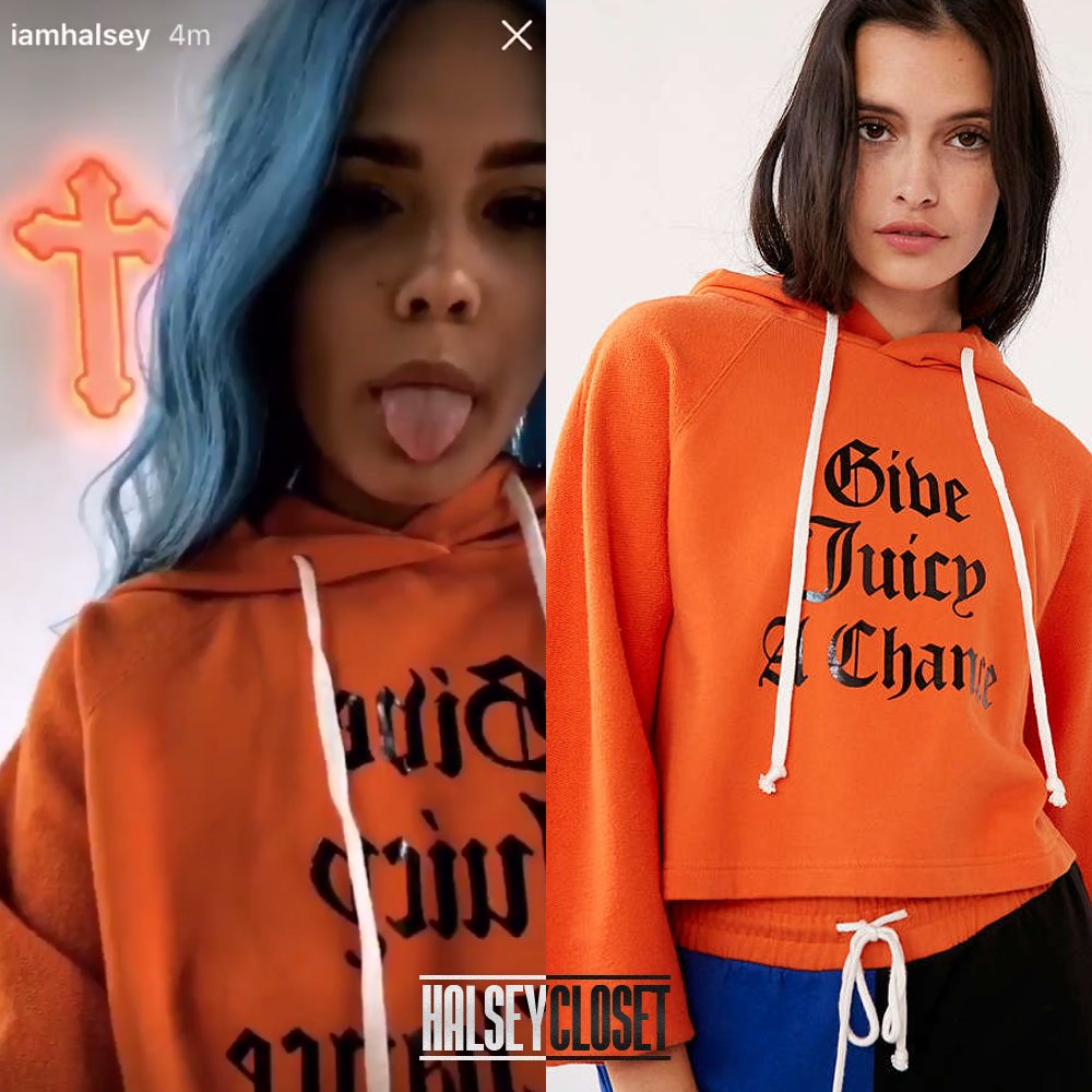 HalseyCloset's tweet photo. 05.31.17 | @Halsey at the HOA pop up wearing a vintage #HarleyDavidson top and her #JuicyCouture cropped hoodie  | https://t.co/ZsSBFh5Fup https://t.co/ixw74a3j9K