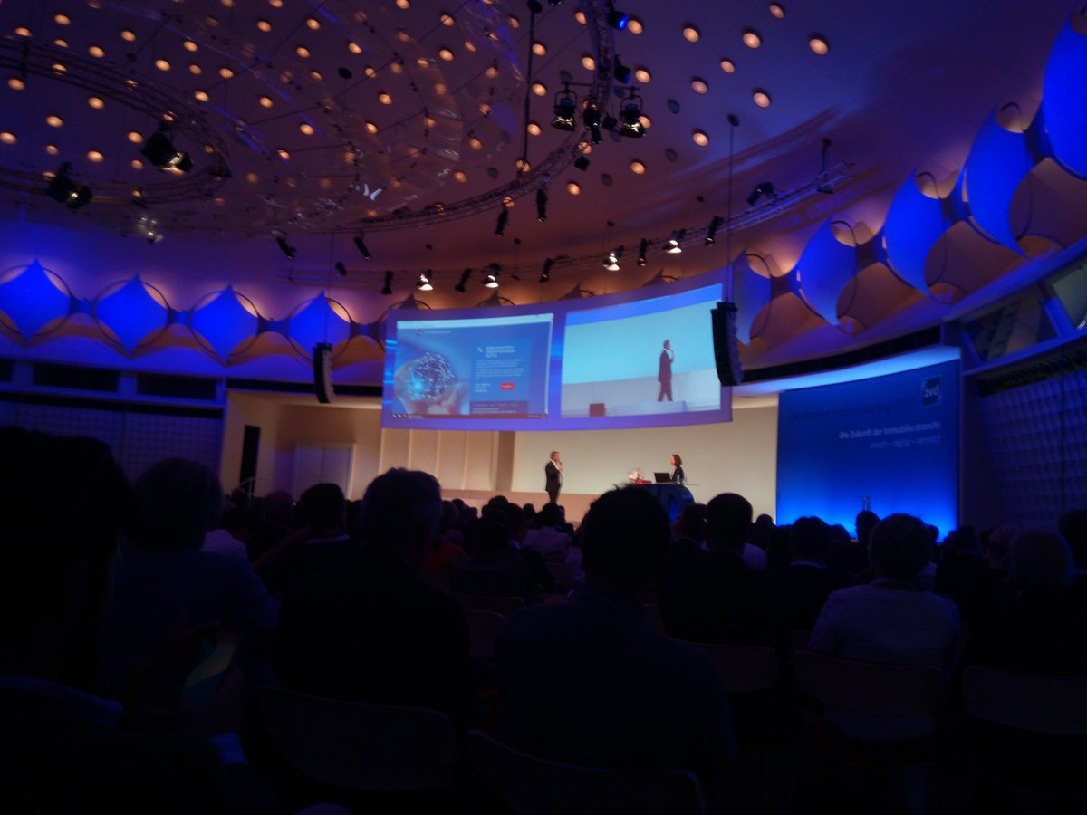 _myrealid's tweet photo. Klaus Saloch präsentiert den Digitalkompass des @ivd_immobilien #dit2017 https://t.co/jiPhzi6VKn