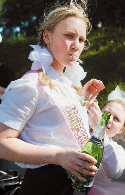 Пьяные выпускники. Пьяные выпускницы. Девушки на выпускном. Пьяные школьники 18. Веселые выпускницы.