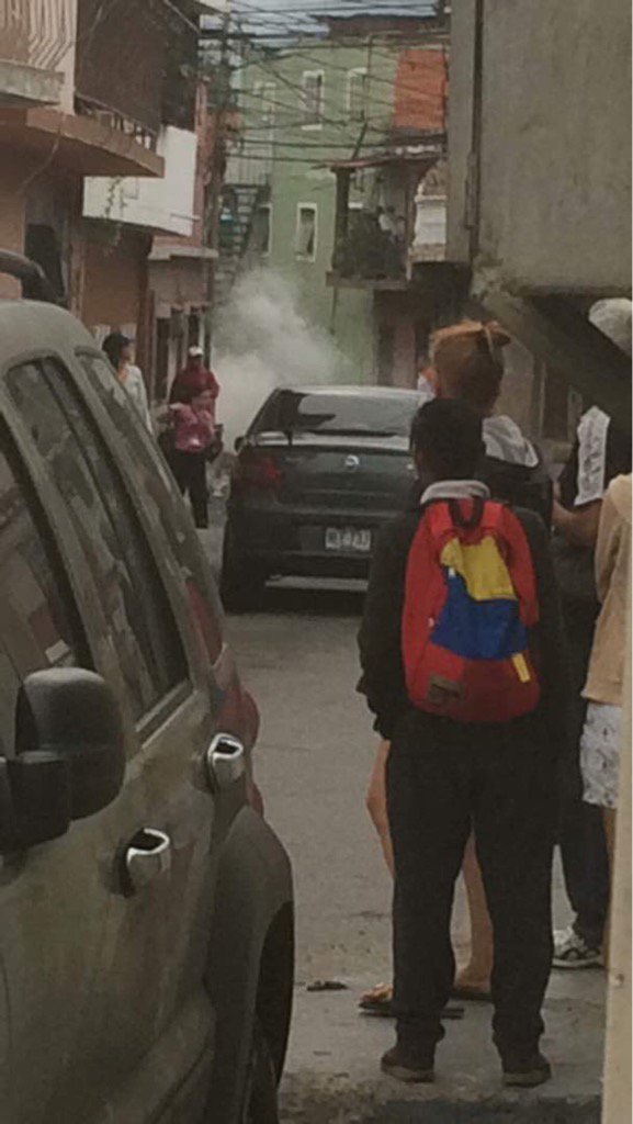 rctv's tweet photo. Las protestas en La Vega son por falta de comida, empezaron antes de las 7am https://t.co/9RNjXDF56z