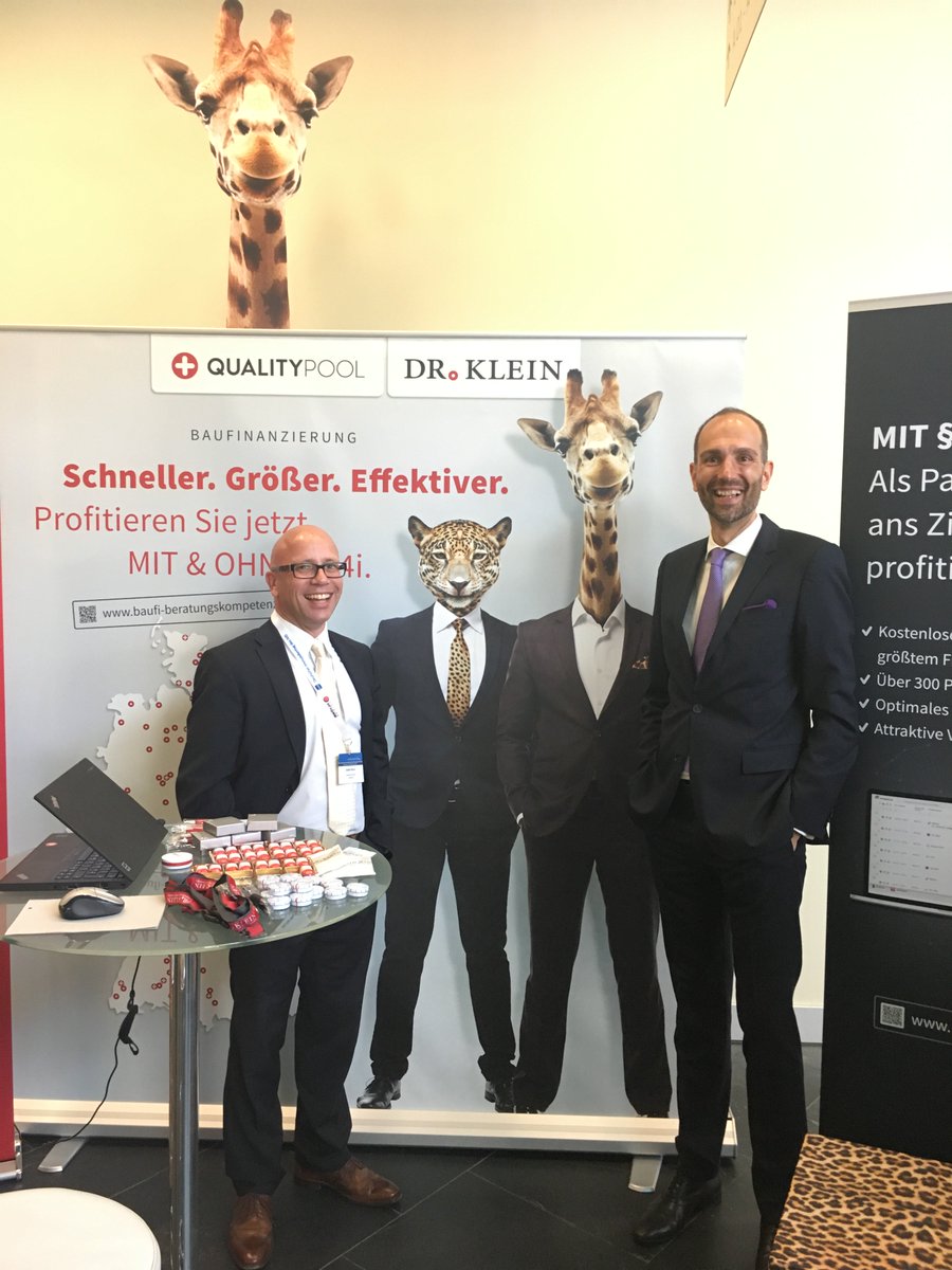 qualitypool's tweet photo. Tierisch gut gelaunt! IVD-Präsident Schick zu Besuch am Stand von @qualitypool und @Dr_Klein_de auf dem Dt. Immobilientag. #dit2017 https://t.co/emkiubEnXw