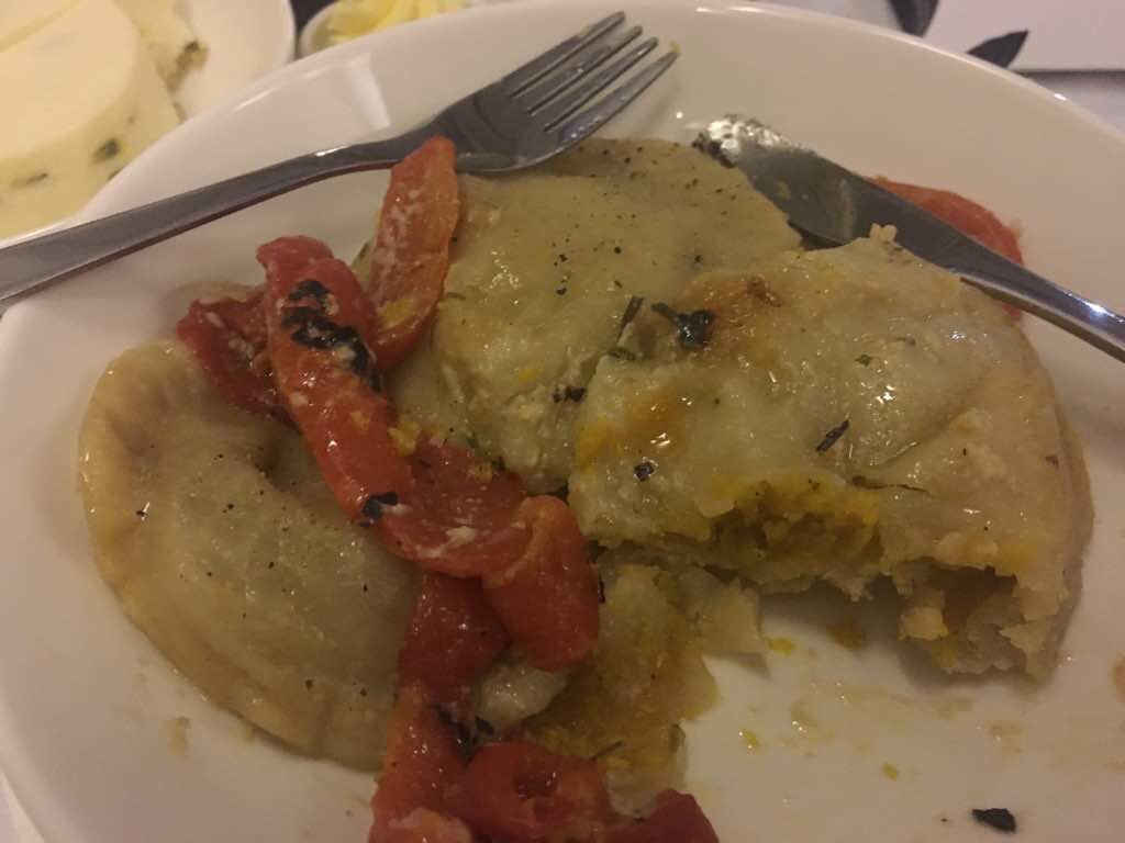 DaisyA11's tweet photo. @GordonRamsay would you eat this.... @British_Airways apparent FIRST CLASS MEAL #disgusting https://t.co/qoASdJfuFF