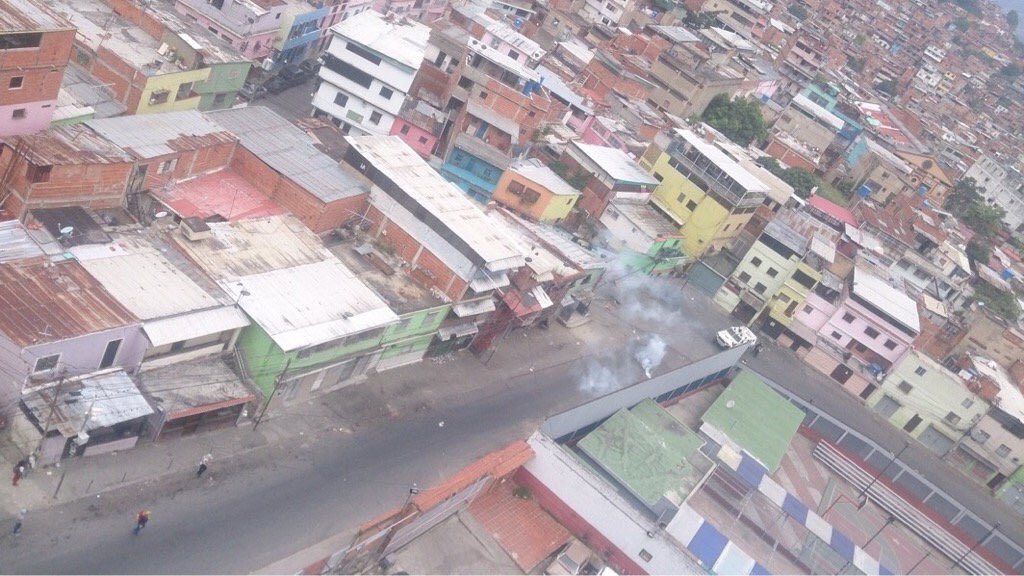 AlbertoRodNews's tweet photo. URGENTE | 8:08am- PNB reprime violentamente a manifestantes que salieron a protestar en La Vega: Le lanzaron lacrimógenas y perdigones #2Jun https://t.co/QD67HFZDFK