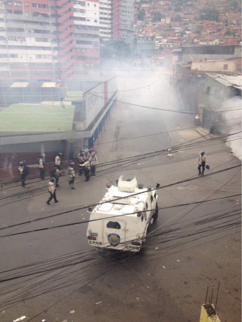 AlbertoRodNews's tweet photo. URGENTE | 8:08am- PNB reprime violentamente a manifestantes que salieron a protestar en La Vega: Le lanzaron lacrimógenas y perdigones #2Jun https://t.co/QD67HFZDFK