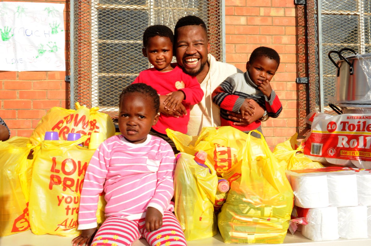 Shoprite_SA's tweet image. @mafa_bavuma joined the #YellowPacketChallenge &amp;amp; donated groceries to CARE Alicedale. You too can make a difference&amp;gt; bit.ly/2qA8a46