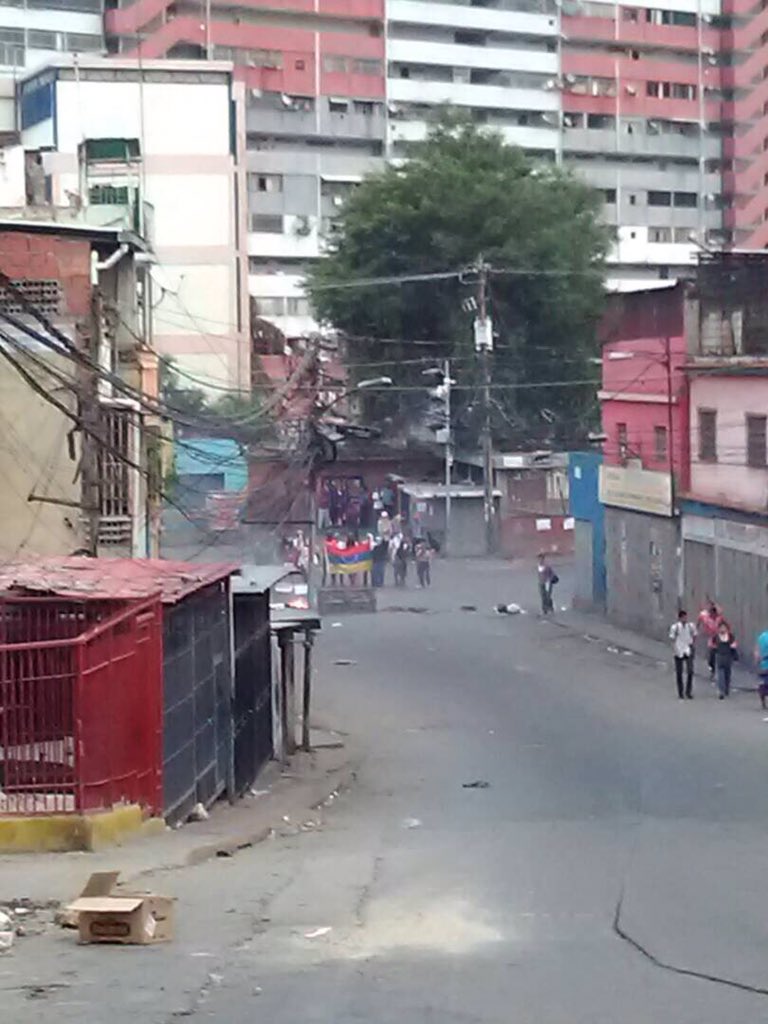 esteninf's tweet photo. La Vega amanece con protestas, barricada y lacrimógenas #2J foto: Cortesía https://t.co/O5aW1962d3