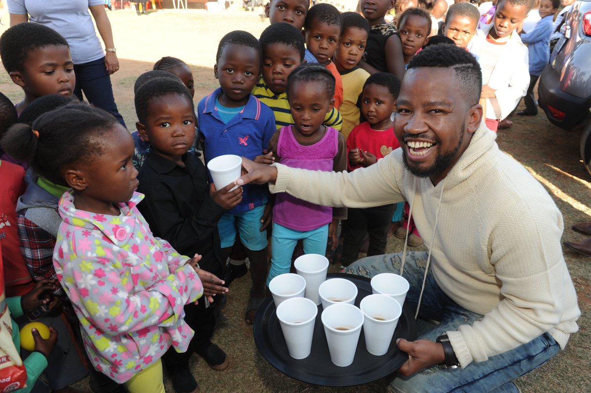 Shoprite_SA's tweet image. @mafa_bavuma joined the #YellowPacketChallenge &amp;amp; donated groceries to CARE Alicedale. You too can make a difference&amp;gt; bit.ly/2qA8a46