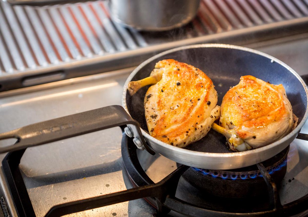 GooseBoxLondon's tweet photo. What to cook this weekend? How about pan fried corn fed chicken breasts #goosebox https://t.co/tGT5N9MQvA