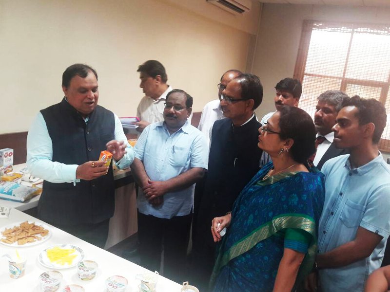ChouhanShivraj's tweet photo. आज पुणे स्थित #Paragmilkfoods की प्रदर्शनी #gocheeseworld में भाग लिया और उत्पादों का अवलोकन किया। https://t.co/QJHXflT9qO
