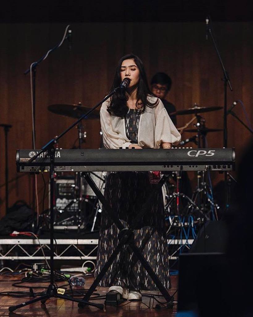 Isyana sedang tak bersama Raisa. Siapa ingin menemaninya?
.
#Repost <a href="/isyanasarasvati/">Isyana Sarasvati</a>
・・・
"Why hurry over beautiful things? Why not linger a…