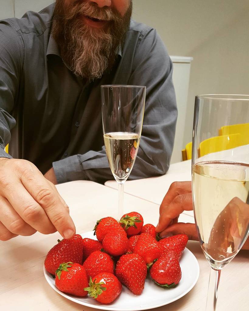 CelebrationSwe's tweet photo. Celebrating good times! 🎉
#celebrationswe #celebrationstudios #celebrators #friday #fridayfeeling #strawberries #creativeagency #digitalage… https://t.co/lsW4hXbCT5