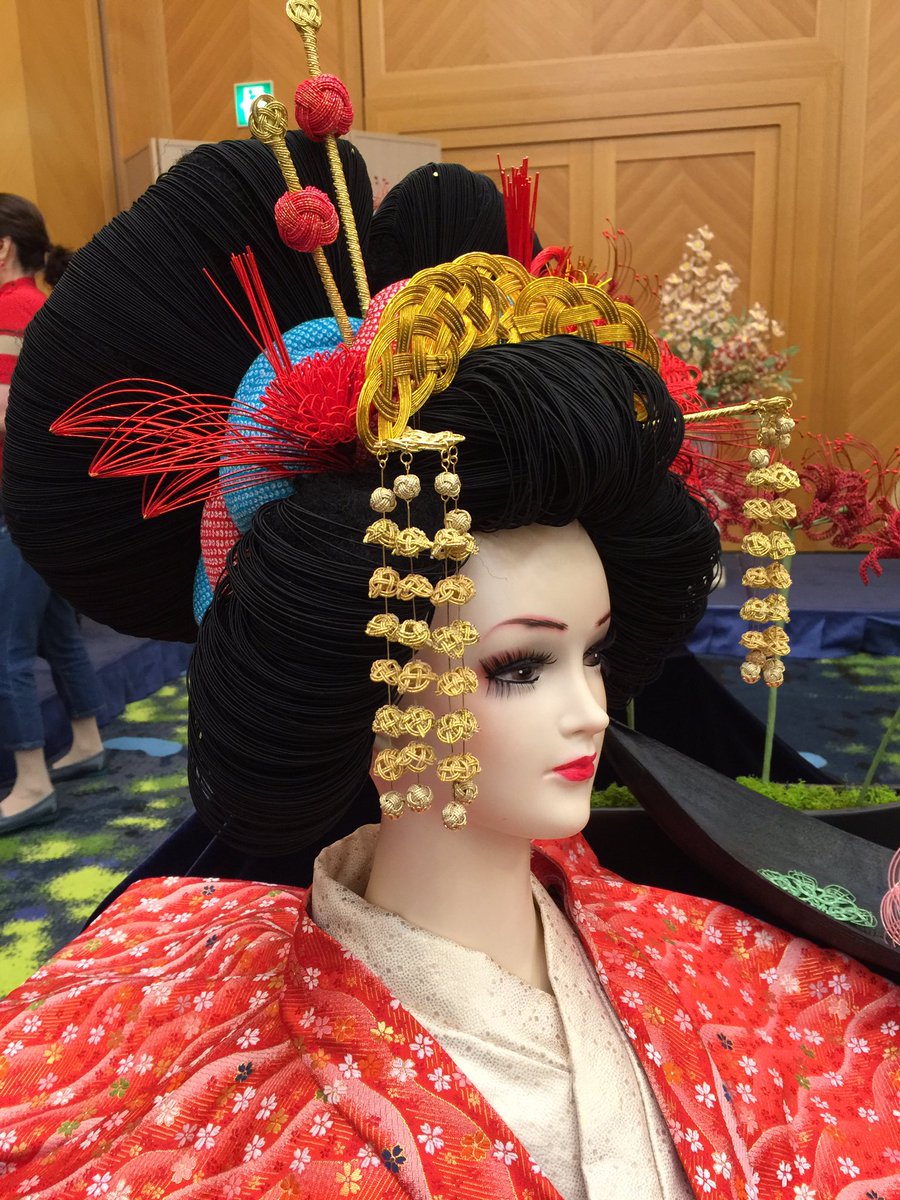 喜結 Kimusubi Twitter પર お待たせしましたー 展示会も終わったので花魁の全貌を解禁します 髪を水引で結い 櫛 簪 髪飾りの花 背景の花も全て水引です そしてもちろん 先日縫っていた着物もオリジナルです 喜結 Kimusubi 水引 Mizuhiki 展示会