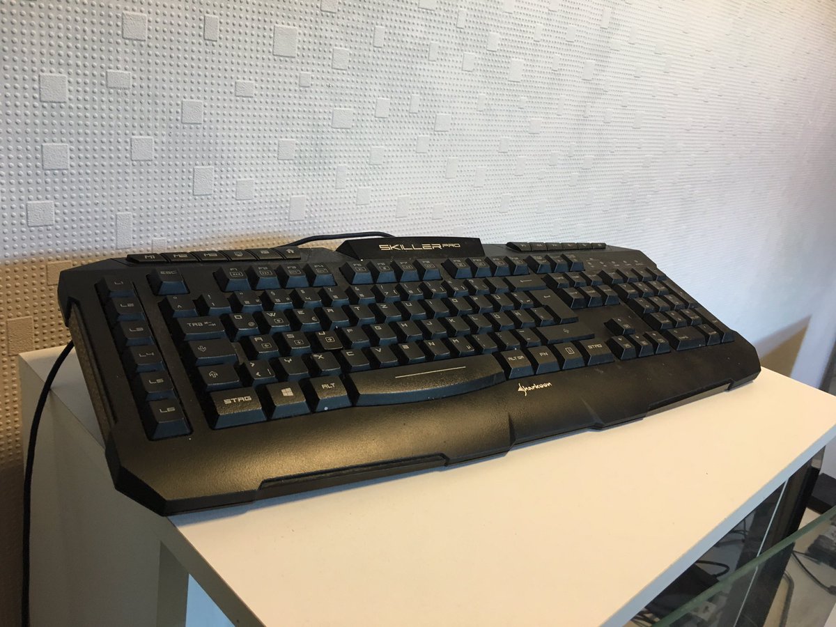 varion's tweet photo. BenQ Monitor 65€
Sharkoon Tastatur 10€
RT wäre Nicenstein https://t.co/DdElVKRChu