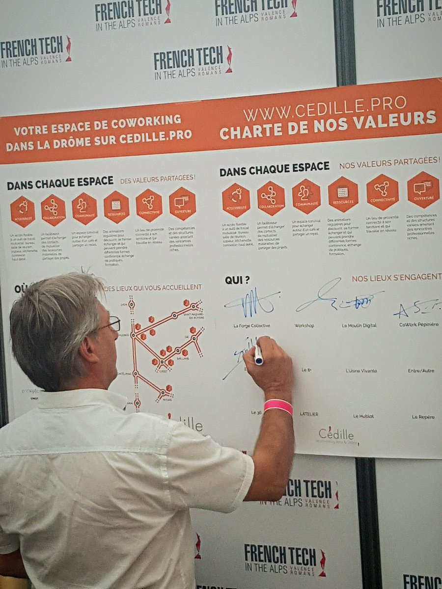 Epicentrecrest's tweet photo. L'Epi-centre a signé la charte #coworking du réseau @cedillepro pendant la #ddd26!!!

#Drome -->  #Crest  --> #epicentre https://t.co/3sC8Ac8isi
