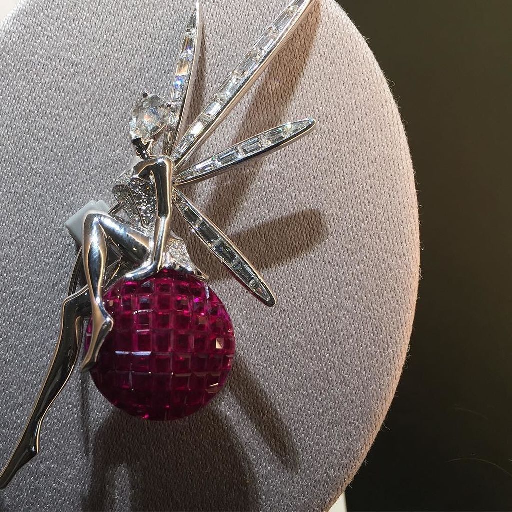 carolwoolton's tweet photo. It's a mystery how they set those #rubies @vancleefarpels @britishvogue #mysterysetting https://t.co/VY47wJPiZ6 https://t.co/xGplnrEg5Z