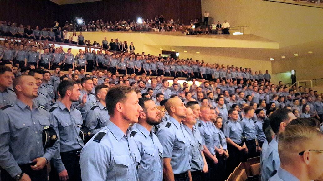 polizeiberlin's tweet photo. Heute wurden 724 unserer Azubis in der @BerlinPhil feierlich vereidigt. #Congrats und willkommen im Team #DAfürDICH.
^tsm https://t.co/gNwDf1wzJb