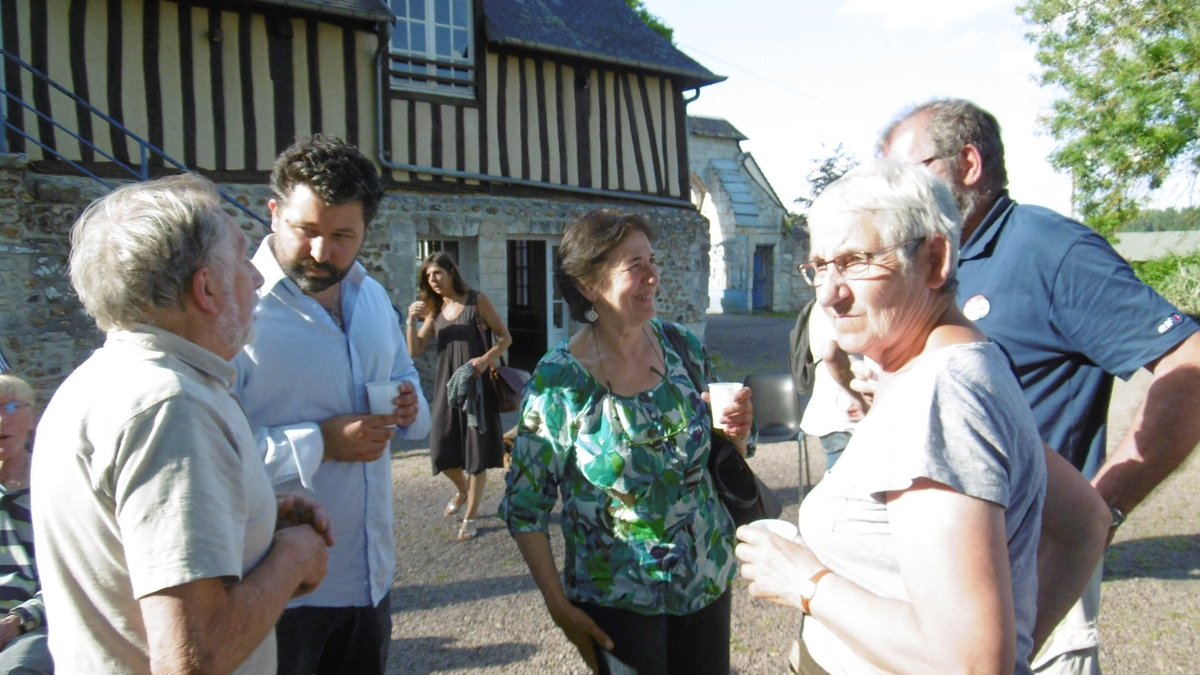 GLavergneFI's tweet photo. L'apéro des #Insoumis de la #circo2703 s'est déroulé hier à #StPhilbert/Risle en musique et au soleil. Très bonne ambiance et convivialité. https://t.co/6PR5j8CwwD