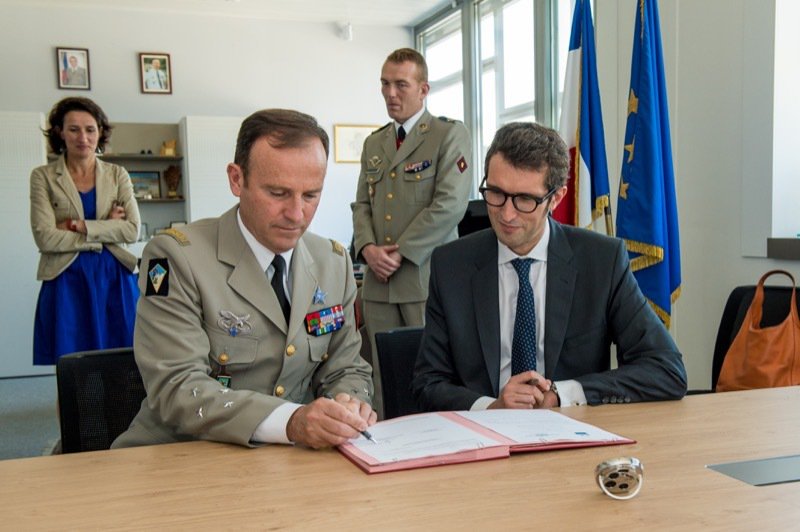 armeedeTerre's tweet photo. Quand un officier de l'@armeedeterre échange sa place avec un cadre de la @banquedefrance pendant 1 an ↔️ https://t.co/KD1tXf2rSq #RHTerre https://t.co/DkvNSKeIu0