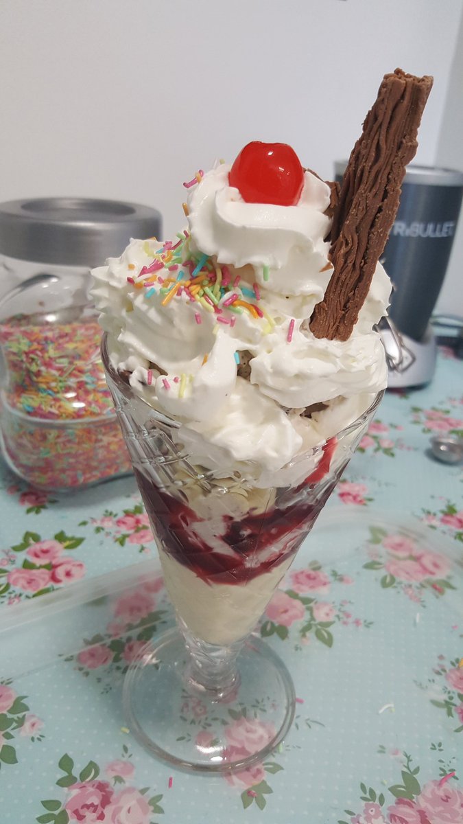 teamtreehouse17's tweet image. The green tree house craft cafe SNUGBURYS ice cream sundeas