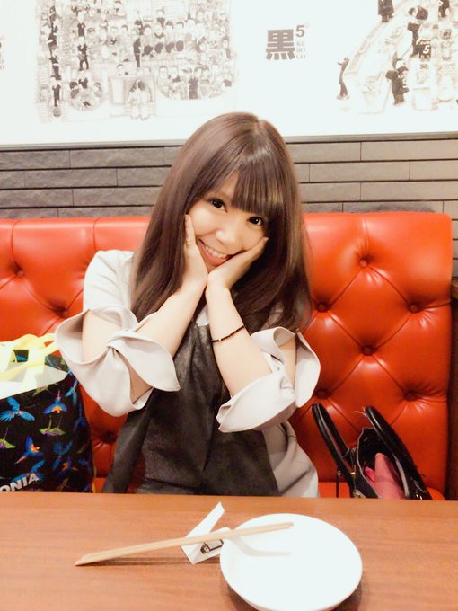 芹野と焼肉🐄❤︎  大量に服もらってくれて感謝♡ (ちなみにこの服もあげたやつ)  そして今日のあたしのおっぱいやばい。笑 https://t.co/AXG6sgSfcc
