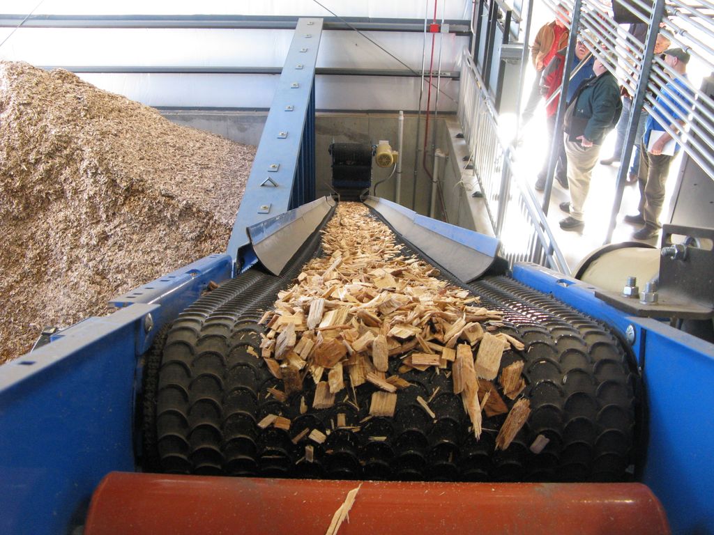 AgEnergy's tweet image. Wood chips move on a conveyor belt on a #biomass fuel feed system at West Branch School District, Morrisdale PA buff.ly/2qBh9Gh