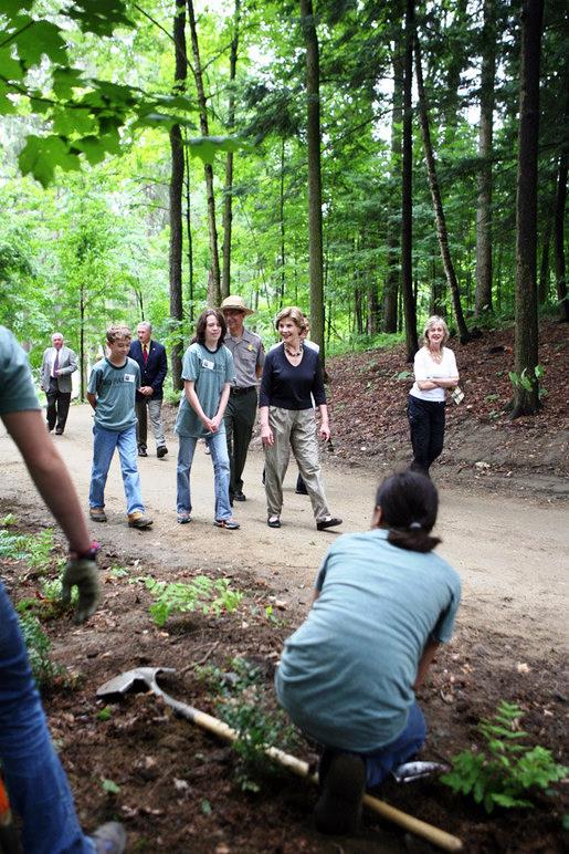 GWBLibrary's tweet photo. #GreatOutdoorsMonth '08- Mrs. Laura Bush, Marsh-Billings-Rockefeller Natl Historical Park, Vermont #FLOTUS_Friday https://t.co/RZpfiYo6tK https://t.co/esIOwu55u5