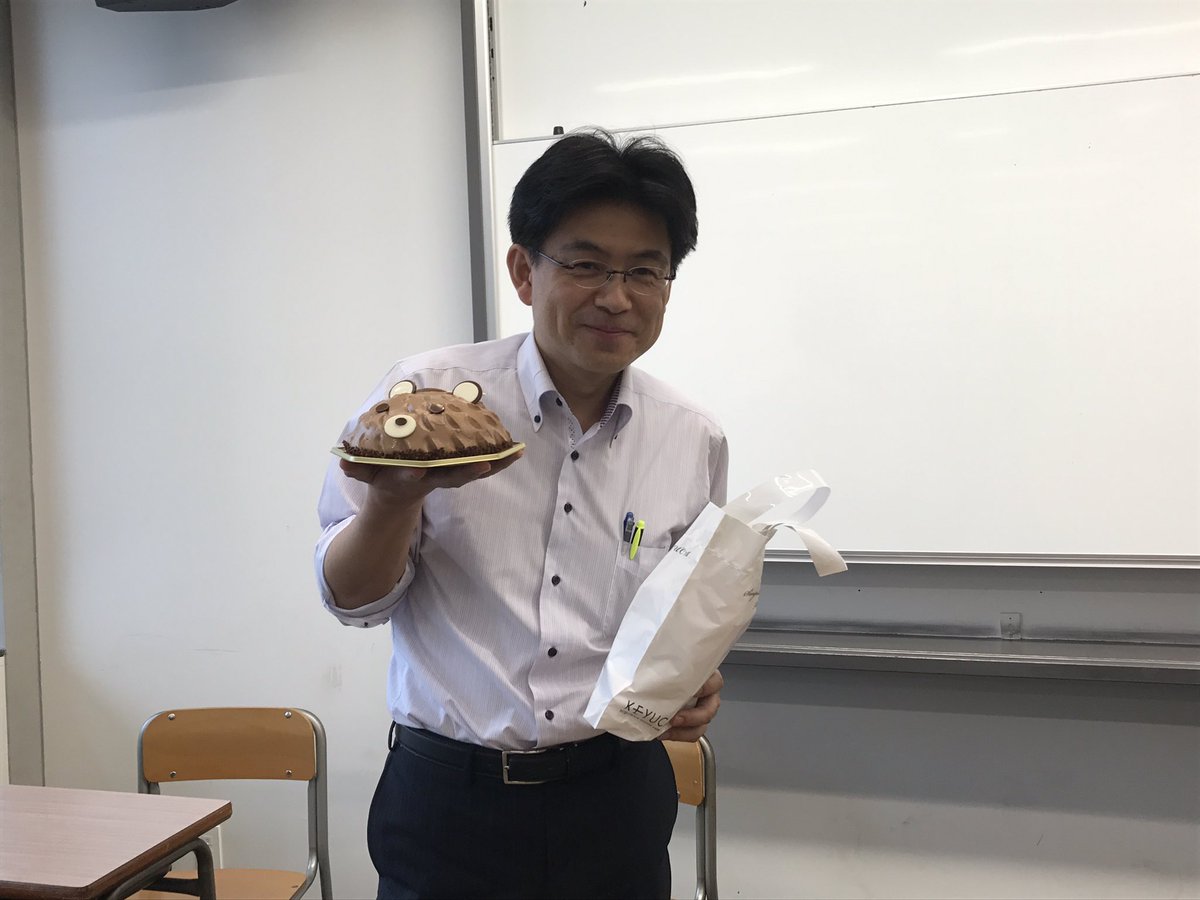 先日は柳先生の誕生日でした🎂
ゼミの後にケーキをお渡しした後、みんなでお祝いの飲み会をしました🍻
教授と一緒にお酒を飲むのもゼミならではの楽しみですね(*´∇｀*)